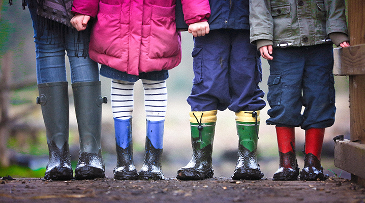 Bild på barn med gummistövlar på fötterna