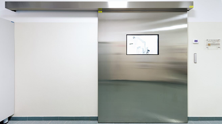 Bild på hermetisk dörr i sjukhuskorridor.